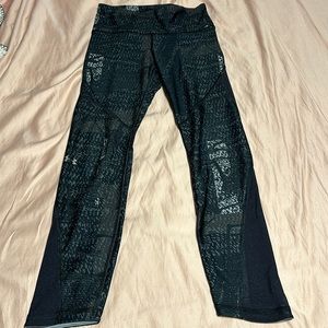 I am selling these under armor leggings size small.